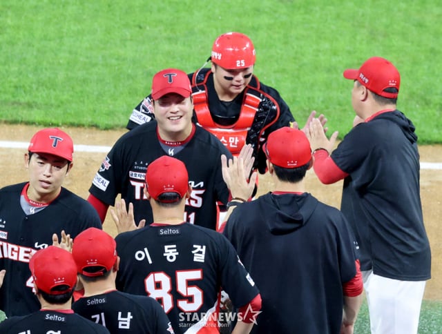KIA Tigers pitcher Jo Sang-woo (second from the left) celebrates with the coaching staff after securing a team victory as the closer in a 2026 Shinhan SOL KBO League away game against the SSG Landers at Incheon SSG Landers Field on the 17th. /Photo=Senior reporter Kang Young-jo