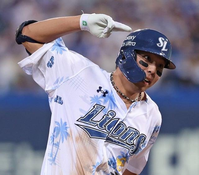 Kim Young-ung celebrating after hitting his second home run of the season. /Photo=Samsung Lions