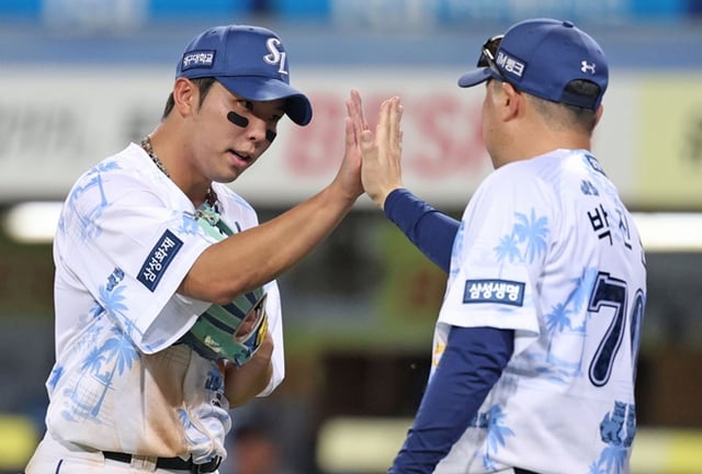 After the game on the 16th, Kim Young-ung (left) and Manager Park Jin-man are seen having a conversation with Haifa Eve. /Photo=Samsung Lions