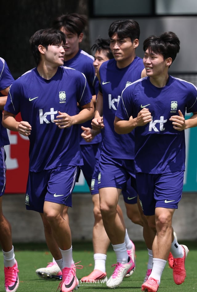 2026 북중미월드컵에 출전한 대한민국 축구 국가대표팀이 멕시코 과달라하라 치바스 베르데 바예에서 회복 훈련을 진행했다. 배준호(왼쪽)를 비롯한 선수들이 러닝 훈련을 하고 있다. /사진=김진경 대기자
