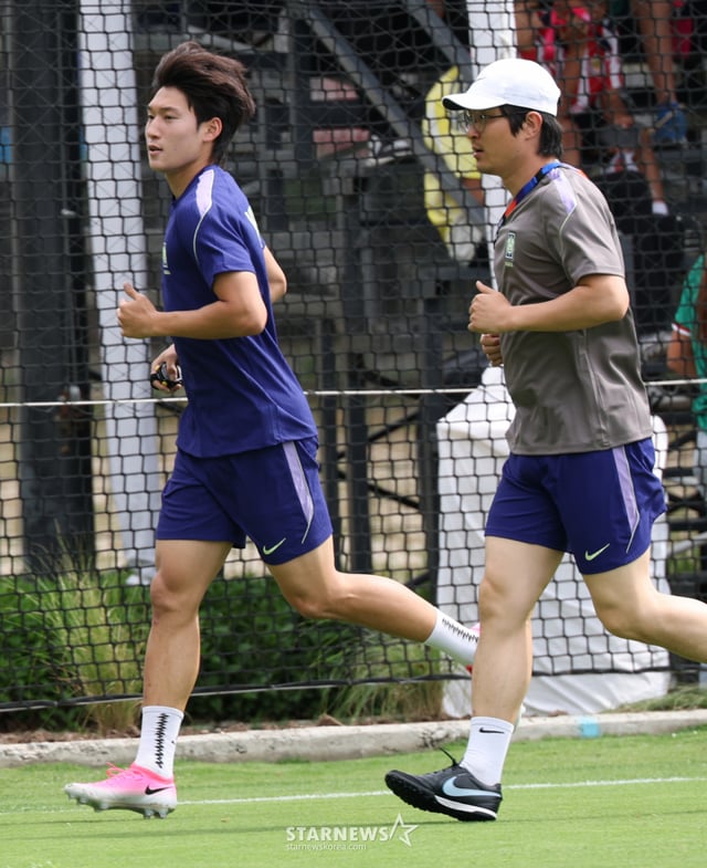 대한민국 축구 국가대표팀이 2026 북중미월드컵을 닷새 앞두고 6일 멕시코 과달라하라 치바스 베르데 바예에서 첫 훈련을 진행했다. 배준호(왼쪽)가 러닝 훈련을 하고 있다. /사진=김진경 대기자