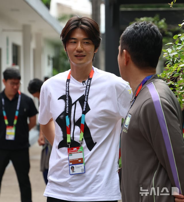 前韩国国家足球队队长奇诚庸于10日（当地时间）在2026年国际足联（FIFA）中北美及加勒比海地区世界杯小组赛A组首战对阵捷克队前夕，访问了位于墨西哥瓜达拉哈拉附近萨波潘的基地训练场“查维斯巴耶韦尔德”，并与教练们进行了交谈。/图片=NEWSIS