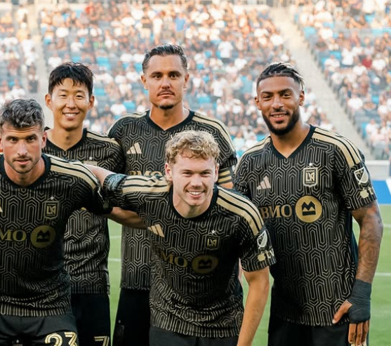 손흥민(왼쪽 두 번째)이 경기 전 동료들과 함께 기념 촬영을 하고 있다. /사진=LAFC 공식 SNS 갈무리