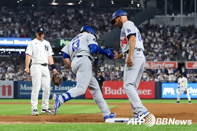 다저스 맥스 먼시(가운데)가 18일(한국시간) 미국 뉴욕주 양키스타디움에서 열린 2026 MLB 정규시즌 양키스와 방문경기 7회초 무사 1루에서 역전 투런포를 치고 그라운드를 돌고 있다. /AFPBBNews=뉴스1