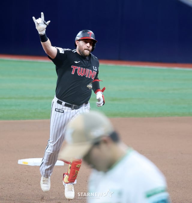 LG's cleanup hitter Austin hits a solo home run against Bae Dong-hyun in the bottom of the fifth inning during the 2026 KBO League match between Kiwoom Heroes and LG Twins at Gocheok Sky Dome on the 2nd. /Photo=Senior reporter Kang Young-jo