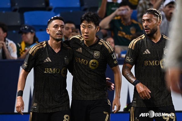 LAFC의 선제골 직후 손흥민(가운데)의 모습. /AFPBBNews=뉴스1