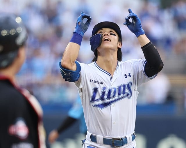 Kim Sung-yoon performing a celebration shortly after his solo home run. /Photo=Samsung Lions