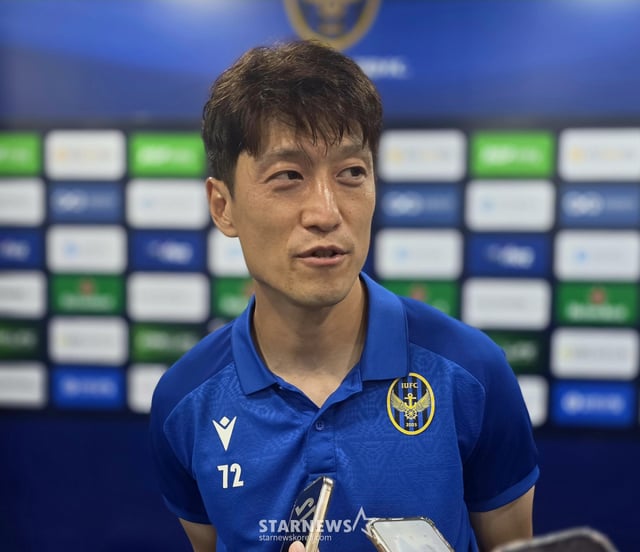 인천 유나이티드 이청용이 18일 인천축구전용경기장에서 열린 전북 현대전을 마친 뒤 공동 취재구역에서 취재진과 만나 인터뷰하고 있다. /사진=김명석 기자