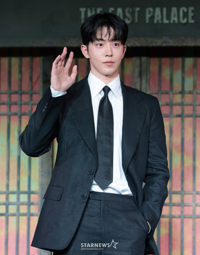 (서울=뉴스1) 권현진 기자 = 배우 남주혁이 8일 서울 영등포구 페어몬트 앰배서더 서울에서 열린 넷플릭스 시리즈 '동궁' 제작발표회에서 포즈를 취하고 있다. '동궁'?은 귀(?)의 세계를 넘나드는 능력을 가진 구천(남주혁 분)과 비밀을 간직한 궁녀 생강(노윤서 분)이 왕(조승우 분)의 부름을 받고 동궁에 깃든 저주를 파헤치면서 벌어지는 이야기?다. 2026.7.8/뉴스1 Copyright © 뉴스1. All rights reserved. 무단 전재 및 재배포, AI학습 이용 금지. /사진=(서울=뉴스1) 권현진 기자