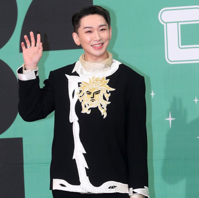 배우 김호영이 23일 오후 서울 영등포구 여의도동 KBS 신관홀에서 진행된 '2023 KBS 연예대상' 레드카펫에 참석해 포즈를 취하고 있다. 2023.12.23 /사진=김창현