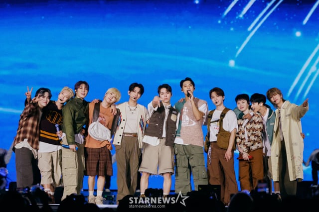 Группа SEVENTEEN 13-го числа во второй половине дня на главном стадионе Коянского комплексного спортивного комплекса в провинции Кёнгидо выступила с впечатляющей сценой в рамках концерта «SEVENTEEN [RIGHT HERE] WORLD TOUR IN GOYANG». /Фото предоставлено: Pledis Entertainment 2024.10.13 /Фото: Ли Донхун