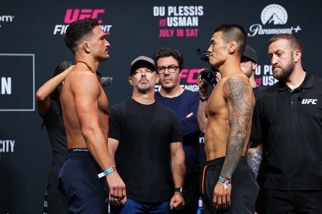 고석현(오른쪽)이 18일 'UFC 파이트 나이트: 뒤 플레시 vs 우스만' 웰터급(77.1㎏) 매치를 하루 앞두고 열린 계체에서 통과한 뒤 장폴 레보스노야니와 페이스 오프를 하고 있다. /사진=UFC 제공