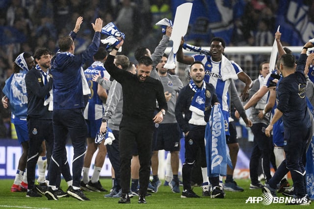 프란체스코 파리올리 FC포르투 감독(가운데). /AFPBBNews=뉴스1