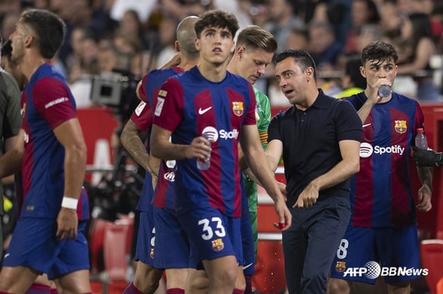 Imagen del entrenador Xavi Hernández (segundo desde la derecha) junto a los jugadores del Barcelona. /AFPBBNews=NEWS1