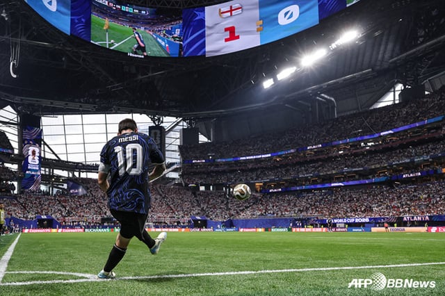 Lionel Messi attempting a corner kick. /AFPBBNews=NEWS1