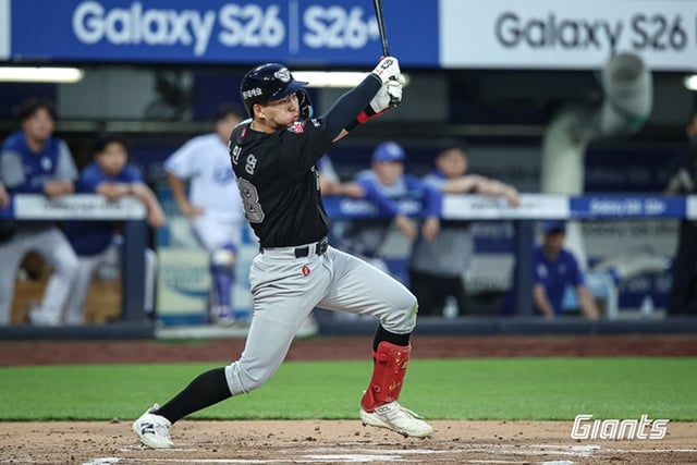 Jo Min-young batting during the Samsung match on the 18th. /Photo=Lotte Giants