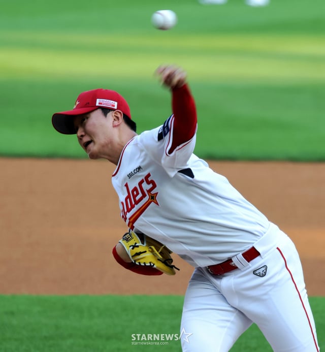 SSG Landers pitcher Kim Geon-woo. /Photo=Senior reporter Kang Young-jo