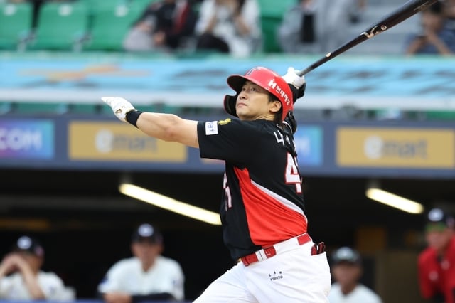 KIA Tigers' Na Sung-beom hits a three-run home run in the top of the third inning during an away game against SSG Landers at Incheon SSG Landers Field on the 19th as part of the 2026 Shinhan SOL KBO League. /Photo=KIA Tigers