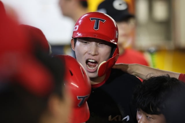 KIA Tigers' Kim Ho-ryeong celebrates after scoring in the top of the eighth inning during an away game against SSG Landers at Incheon SSG Landers Field on the 19th as part of the 2026 Shinhan SOL KBO League. /Photo=KIA Tigers