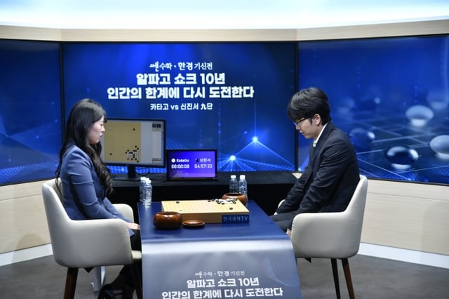 신진서 9단이 19일 서울 중구 한국경제TV 스튜디오에서 열린 AI 카타고와 '쎈수학ㆍ한경 기신전' 형세를 살피고 있다. /사진=한국기원 제공