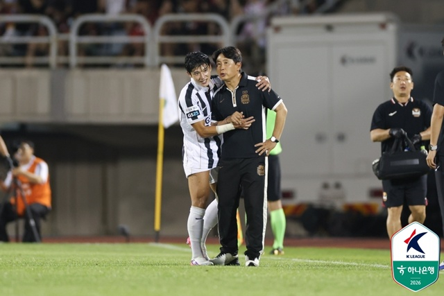 FC Seoul's Jung Seung-won and manager Kim Ki-dong (right). /Photo=Korea Professional Football League
