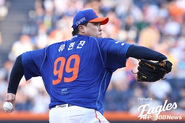 Ryu Hyun-jin de los Hanwha Eagles lanza durante el partido de local de la Liga KBO 2026 Shinhan SOL Bank contra los Kiwoom Heroes, celebrado el día 19 en el Daejeon Hanwha Life Ballpark. /Foto=Hanwha Eagles