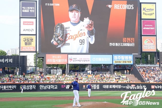 Ryu Hyun-jin de los Hanwha Eagles celebra el hito de alcanzar 2.500 ponches acumulados entre Corea y Estados Unidos en la segunda entrada inferior durante el partido de local de la Liga KBO 2026 Shinhan SOL Bank contra los Kiwoom Heroes, celebrado el día 19 en el Daejeon Hanwha Life Ballpark, mirando el marcador electrónico. /Foto=Hanwha Eagles