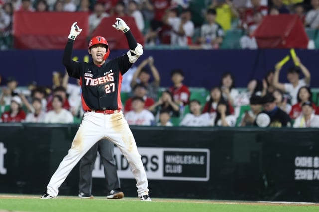 KIA 타이거즈 김호령이 19일 인천 SSG랜더스필드에서 열린 SSG 랜더스와 2026 신한 SOL KBO리그 방문경기에서 2타점 결승타를 날리고 포효하고 있다. /사진=KIA 타이거즈 제공