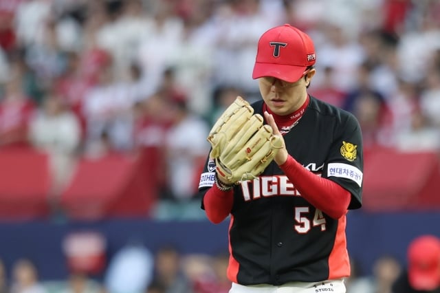 KIA 타이거즈 양현종이 19일 인천 SSG랜더스필드에서 열린 SSG 랜더스와 2026 신한 SOL KBO리그 방문경기에서 선발 등판해 이닝을 막아낸 뒤 박수를 치며 더그아웃으로 향하고 있다. /사진=KIA 타이거즈 제공