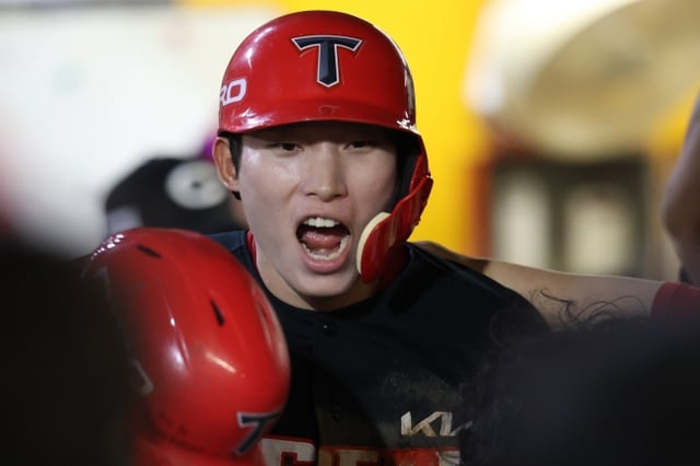 KIA 타이거즈 김호령이 19일 인천 SSG랜더스필드에서 열린 SSG 랜더스와 2026 신한 SOL KBO리그 방문경기에서 득점 후 기뻐하고 있다. /사진=KIA 타이거즈 제공