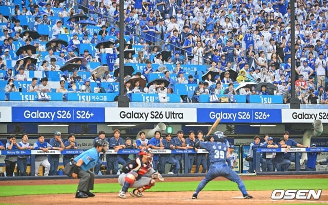 19일 비가 내리는 날씨에도 야구장을 가득 채운 채 경기를 지켜보고 있는 관중들.