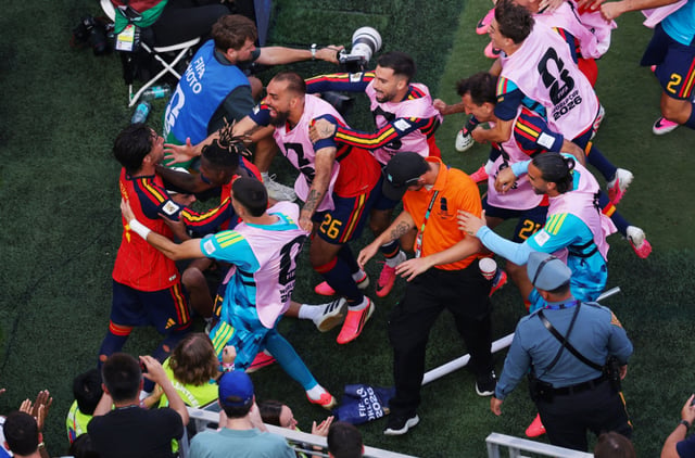 스페인 축구 국가대표팀 선수들이 20일(한국시간) 미국 뉴욕 뉴저지 스타디움에서 열린 2026 국제축구연맹(FIFA) 북중미 월드컵 결승전 아르헨티나전 선제 득점 이후 기뻐하고 있다. /로이터=뉴스1