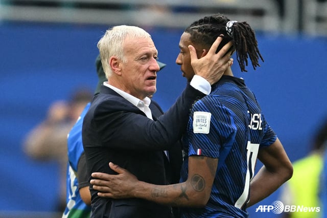 Didier Deschamps and Michael Olise (right). /AFPBBNews=NEWS1