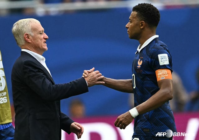 Didier Deschamps and Kylian Mbappé (right). /AFPBBNews=NEWS1