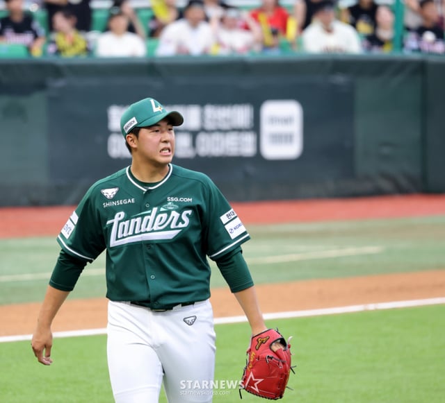 SSGランダース投手の金ミンジュンが17日、KIAタイガースとのホーム試合で1回をかろうじて抑えた後、ダッグアウトに向かっている。 /写真=姜永祚(カン·ヨンジョ)先任記者