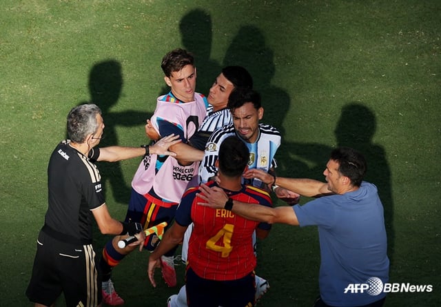 Argentine and Spanish players clash after the match. /AFPBBNews=NEWS1