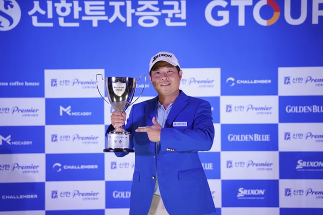 우승자 박래성이 우승트로피를 들고 기념사진을 촬영하고 있다/사진제공=골프존