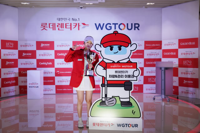 우승자 이진경이 우승 부상 수상 후 기념사진을 촬영하고 있다/사진제공=골프존