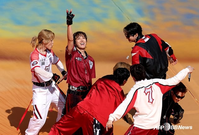 BTS se presentó en el espectáculo de medio tiempo de la final de la Copa Mundial de la FIFA Norteamérica 2026 entre España y Argentina, celebrada el día 20 (hora coreana) en el estadio New York-New Jersey en East Rutherford, Nueva Jersey, Estados Unidos. /foto=NEWS1