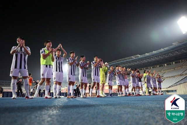富川戦の勝利後、ファンに挨拶するソウル選手団。 /写真=韓国プロサッカー連盟提供
