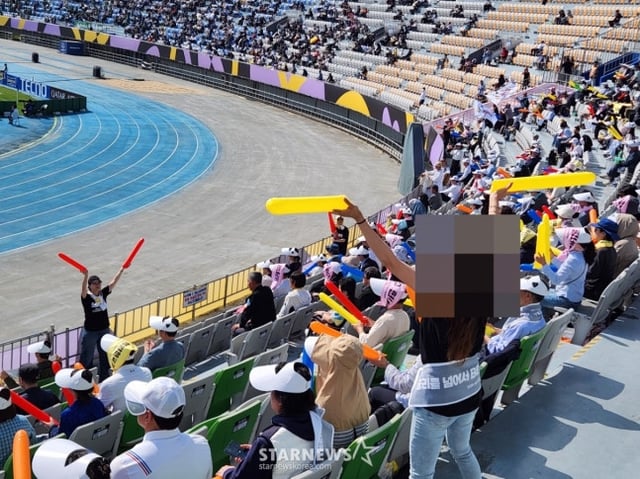 私の故郷の女子サッカー団の観客席。 チアリーダーや応援団まで同行して応援する姿。 /写真=朴コンド記者