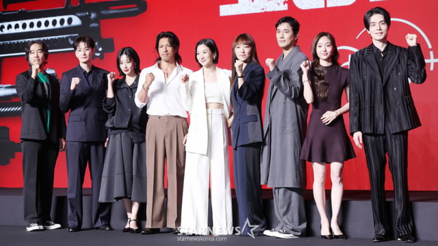 이권 감독, 배우 오카다 마사키, 현리, 김민, 정윤하, 금해나, 조한선, 김혜준, 이동욱이 20일 서울 영등포구 콘래드호텔에서 진행된 디즈니+ '킬러들의 쇼핑몰 시즌2' 제작발표회에 참석해 포즈를 취하고 있다. /2026.07.20 /사진=김휘선 hwijpg@