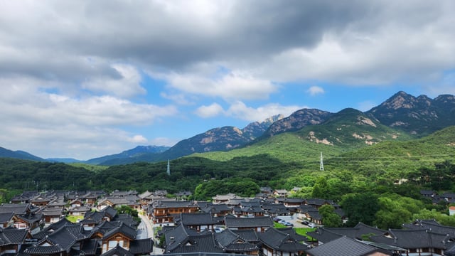 은평한옥마을과 북한산 능선