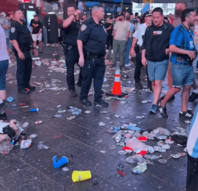 New York's Times Square blanketed in trash. /Photo=Ecuavisa capture