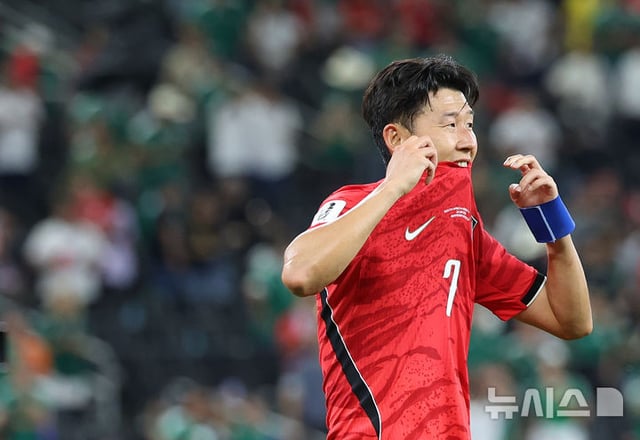 Son Heung-min looks disappointed after South Korea's loss to South Africa in the Group A third match of the 2026 CONCACAF World Cup qualifiers held at Monterrey Stadium in Guadalupe, Nuevo Leon, Mexico, on June 25 (Korea time). /Photo=NEWSIS