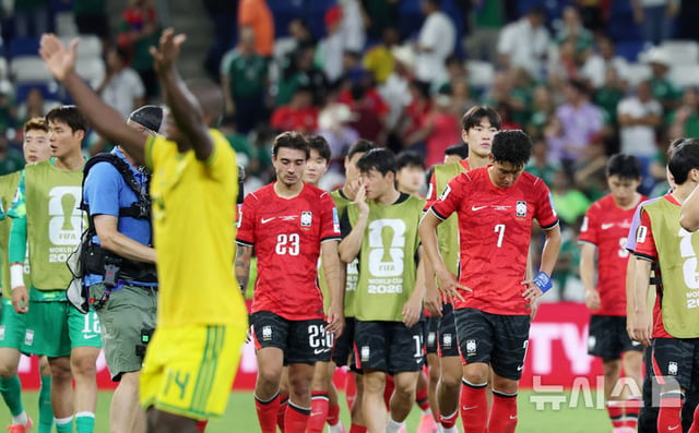 South Korean national team players bow their heads after defeat. /Photo=NEWSIS