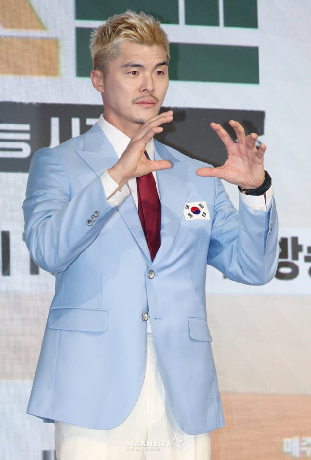 El exfutbolista Kim Young-kwang posó para una foto el día 14 por la tarde en el hotel Fairmont Ambassador de Yeongdeungpo, Seúl, durante la rueda de prensa del programa de variedades de JTBC 'Yes Man'. La intensa batalla de supervivencia en programas de variedades con estrellas legendarias del deporte, «Yes Man», se emitirá por primera vez el día 17. /2026.01.14 /Foto=Lee Dong-hoon photoguy@