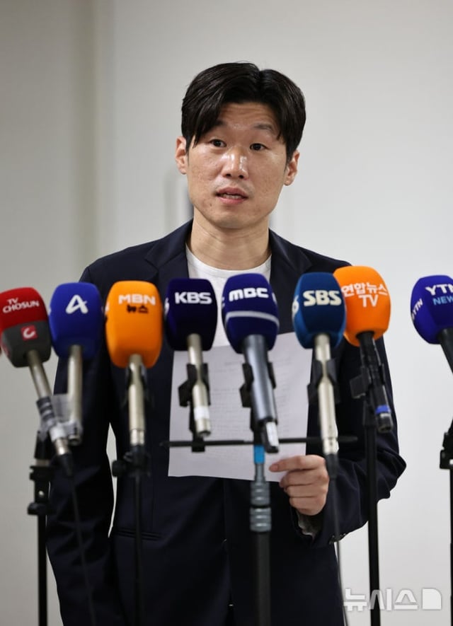 K-サッカー革新委員会のパク·チソン共同委員長が20日午後、ソウル鍾路区の国立現代美術館ソウル館事務棟で「K-サッカー革新委員会3次会議」を終えた後、取材陣の質問に答えている。 /写真=ニューシス