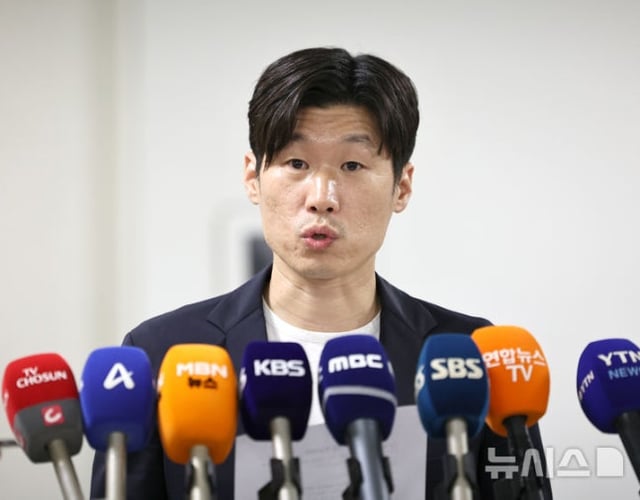 K-サッカー革新委員会のパク·チソン共同委員長が20日午後、ソウル鍾路区の国立現代美術館ソウル館事務棟で「K-サッカー革新委員会3次会議」を終えた後、取材陣の質問に答えている。 /写真=ニューシス