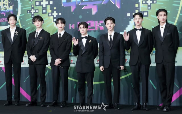 Group Pentagon poses at the '2022 KBS Song Festival' held in the indoor gymnasium of Seoul Songpa-gu Jamsil Sports Complex on the afternoon of the 16th. December 16, 2022.